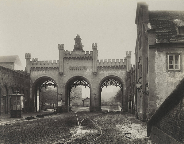 Újezdská brána v roce 1890, rok před jejím zbořením, vycházka 3. 5. (zdroj wikipedia org)