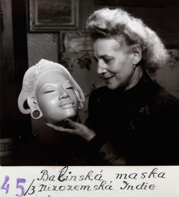 R. Ch Urbanová s balijskou maskou (Ze sbírek Národního muzea – Náprstkova muzea asijských, afrických a amerických kultur)