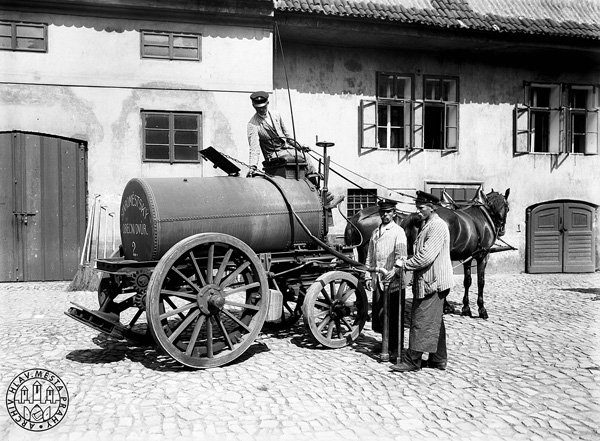 Kropící vůz tažený koňmi. Foto Jan Kříženecký, 24. 8. 1910. (Archiv hl. města Prahy, Sbírka fotografií, sign. XI 1590)