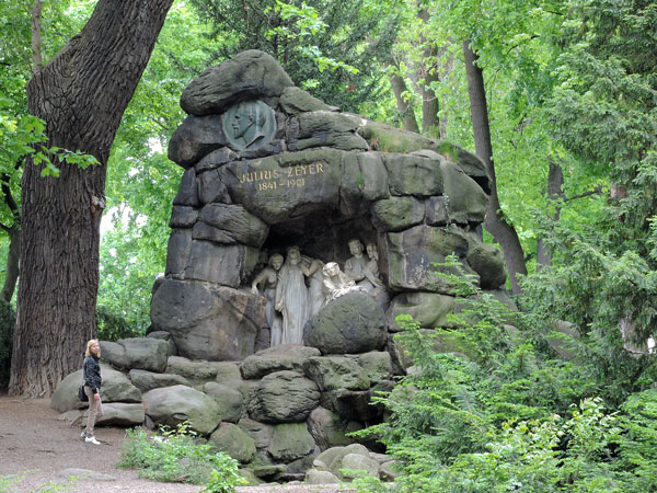 Pomník Julia Zeyera v Chotkových sadech, pojatý jako romantizující sousoší vložené do umělého skaliska, vytvořil sochař Josef Maudr roku 1913.