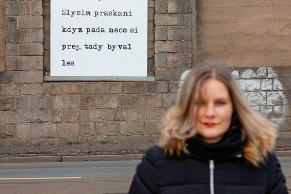 Autorka výstavy Anna Beata Háblová (básnířka, slamerka, architektka, urbanistka, teoretička) během vernisáže.