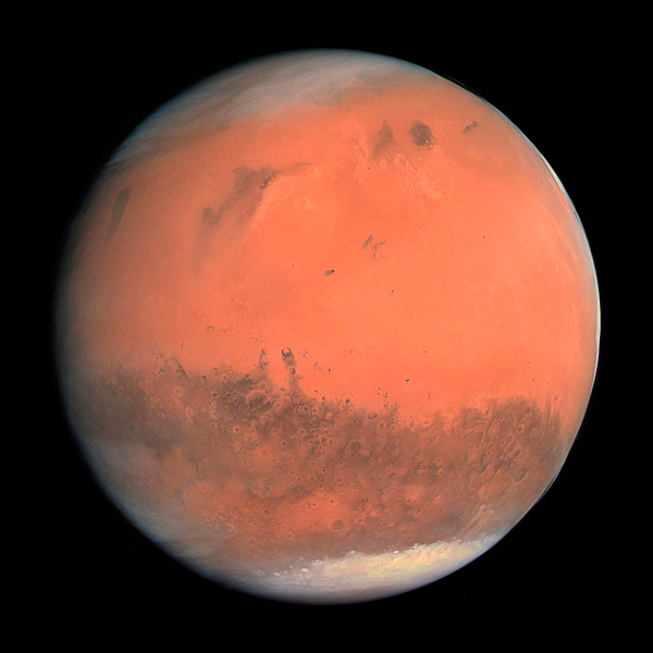 Fotografie planety Marsu ve skutečných barvách pořízená přístrojem OSIRIS neseným sondou Evropské kosmické agentury (ESA) Rosetta v únoru roku 2007 během průletu kolem planety.