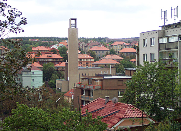 Pohled na funkcionalistický kostel sv. Jana Nepomuckého v Košířích – vycházka 12. 10. (zdroj cs.wikipedia.org)