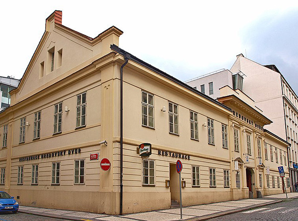Klasicistní měšťanský dům U Rossmüllerů (Politických vězňů 935/13), tzv. Bredovský dvůr. Ulice Politických vězňů se v letech 1757–1946 jmenovala Bredovská podle hrabat z Bredova.