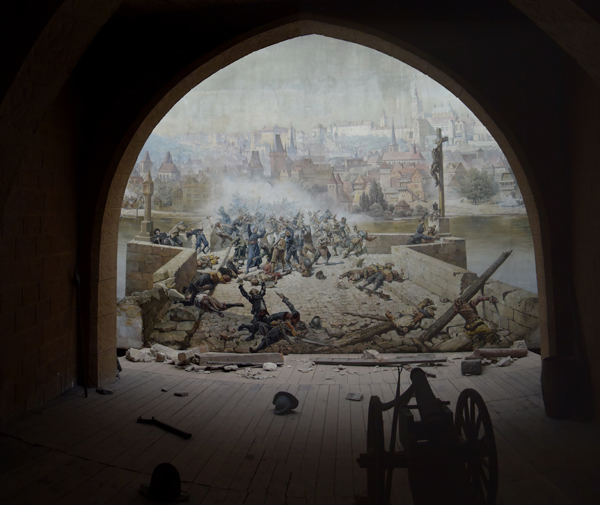 Bludiště na Petříně, boj Pražanů se Švédy na Karlově mostě roku 1648. Obraz vytvořili v roce 1891 sourozenci Karel a Adolf Liebscherovi.