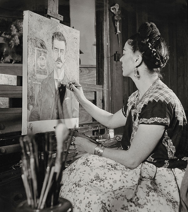 Frida maluje portrét svého otce (Gisèle Freund, 1951, © Muzeum Fridy Kahlo)