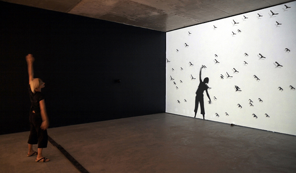 Shilpa Gupta, interaktivní videoprojekce zahrnující simulovaný stín diváka (foto ZKM, Felix Grünschloss)