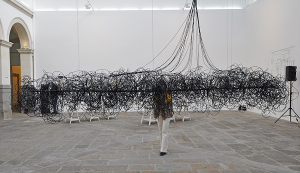 Christina Kubisch, elektromagnetická zvuková instalace (foto Musée des Beaux-Arts, Rennes, 2019)