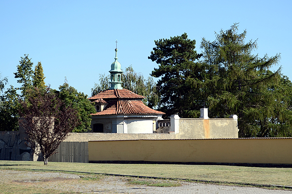 Kaple sv. Jana Nepomuckého v zahradě usedlosti Kneislovka (vycházka 13. 6.), zdroj cs.wikipedia.org