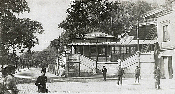 Dolní stanice lanové dráhy na Letnou kolem roku 1905.
