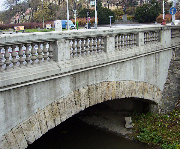 Nejstarší betonový silniční most v Čechách, vede přes řeku Rokytku v Libni. (zdroj cs.wikipedia.org) – vycházka 18. 12. - Pražské mosty II.