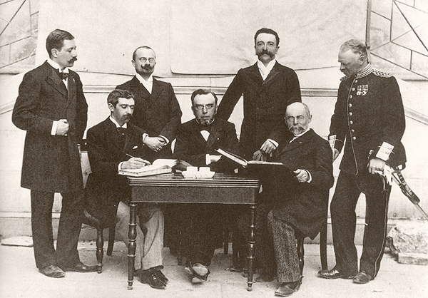 Mezinárodní olympijský výbor, druhý zleva stojí Jiří Stanislav Guth-Jarkovský, po jeho pravici sedí Pierre de Coubertin, 1896, foto Albert Meyer (cs.wikipedia.org).