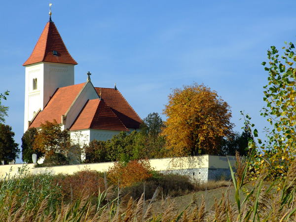 Kostel sv. Jana a Pavla, známý spíše pod názvem Krteň v Praze-Třebonicích – vycházka 24. 6. (zdroj cs.wikipedia.org)