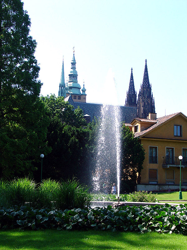 Pohled na fontánu u Prezidentského domku a na katedrálu sv. Víta – vycházka 29. 6. (zdroj cs.wikipedia.org)