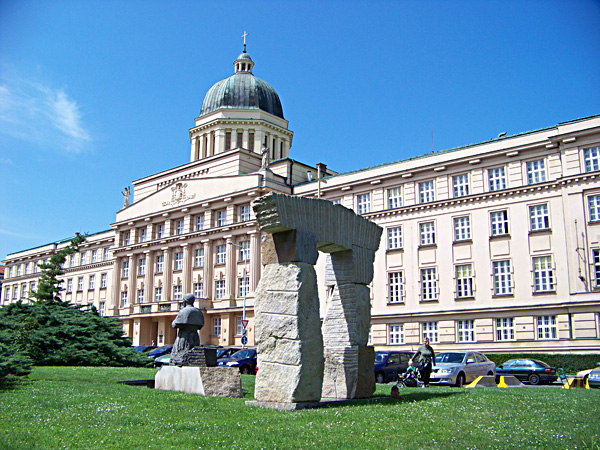 Budova Arcibiskupského semináře v Dejvicích, v popředí pomník kardinálu Josefu Beranovi (zdroj cs.wikipedia.org)