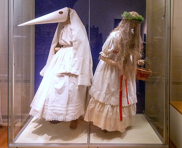 Lidové postavy, vlevo Lucie, vpravo Barbora, Národopisné muzeum v Praze (zdroj cs.wikipedia.org)