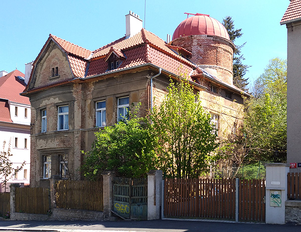 Vila s pozůstatkem hvězdárny, vycházka 25. 10. (zdroj: wikipedie.org)