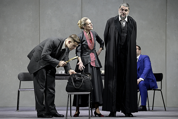 Scéna z opery Rozbitý džbán (foto Martin Popelář)