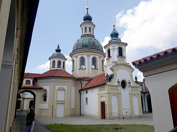 Klášter na Bílé hoře, vycházka 7. 12. (foto Jiří Sládeček)