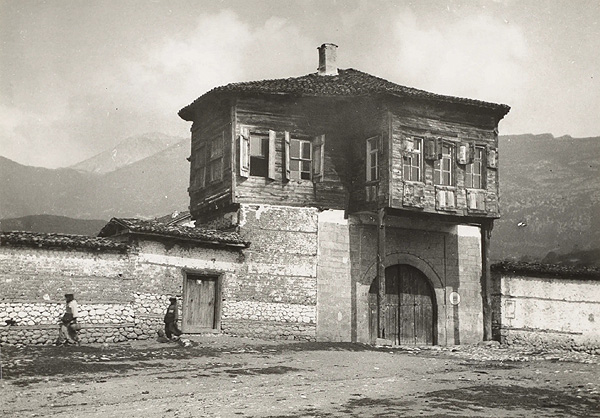 Lucia Moholy, Jugoslávie, 1932. Černobílá fotografie, 16,5 × 21,5 cm. (Photo Elysée, Lausanne. Lucia Moholy © OOA-S 2024 / foto Elysée, Lausanne)