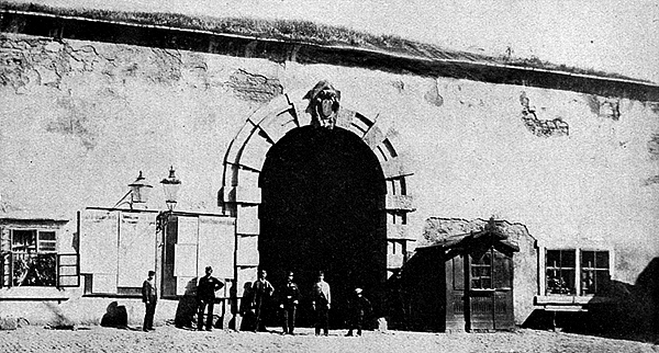 Poříčská brána, zbořená v roce 1875. Pohled zevnitř města. (zdroj: wikipedia org)