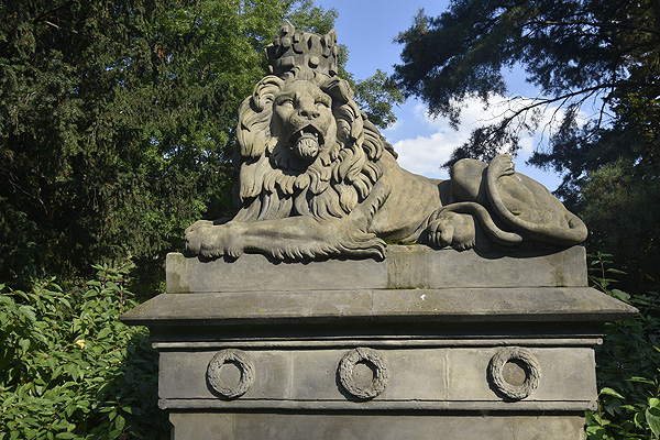 Lev v ulicích, socha v Chotkově silnici, vycházka 29. 10. (zdroj: Mapy.com, foto Josef Pokorak)