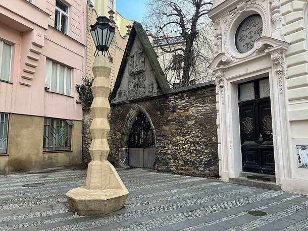 Kubistická lampa na Jungmannově náměstí, vycházka 18. 10. (zdroj: Mapy.com, foto Jakub Legutko)