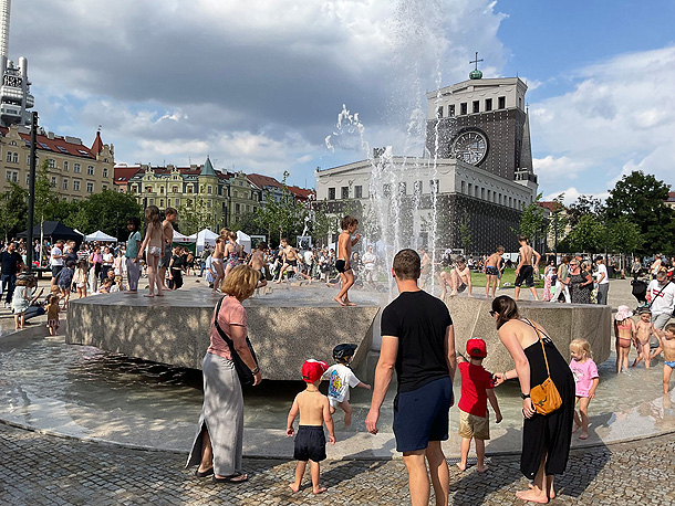 Nově upravené náměstí Jiřího z Poděbrad, vycházka 7.10. (zdroj: Mapy.com, foto Luděk Soukup)