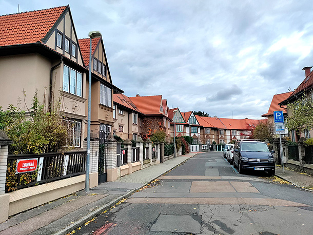 Ořechovka, anglické „cottage“ domy, vycházka 25. 4. (zdroj: Mapy.com, foto Vratislav Hála)