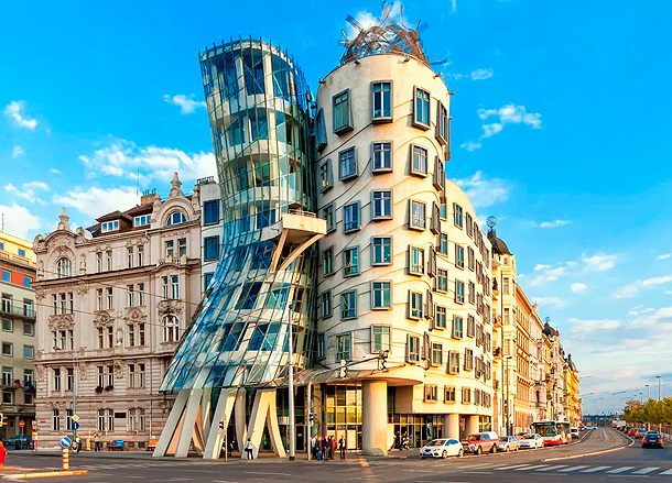 Tančící dům (zdroj: archiweb.cz)