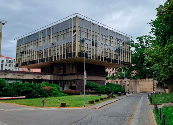 Administrativní areál Emauzy nebo Pragerovy kostky ve Vyšehradské ulici, vycházka 18. 5., (zdroj Mapy.com, foto Petr Hoffmann)