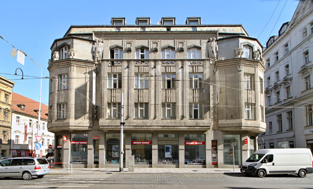Dům Diamant na rohu ulic Spálená a Lazarská od architekta Emila Králíčka,, vycházka 19. 6. (zdroj: wikipedia.org)