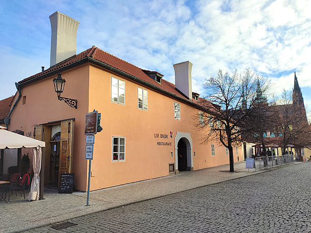 Restaurace Lví dvůr u Prašného mostu, vycházka 9. 9. (zdroj: wikipedia.org)
